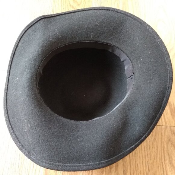 Vintage Black Wool Felt Hat w Large Mesh Bow, Burgundy Ribbon & Feathers 21.25" - Picture 7 of 9